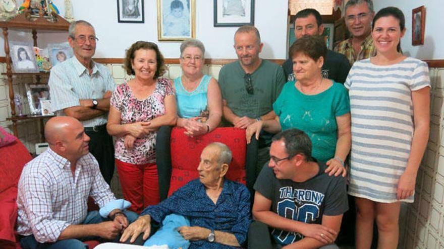 Juan Caraballo junto a sus familiares y Nira Alduán (der.), ayer.