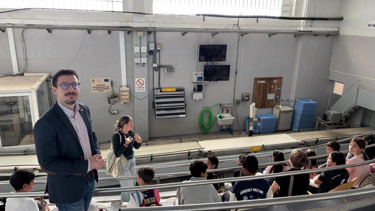 El concejal de Consumo de Castelló, Alberto Vidal, junto a los escolares en la lonja del Grau.