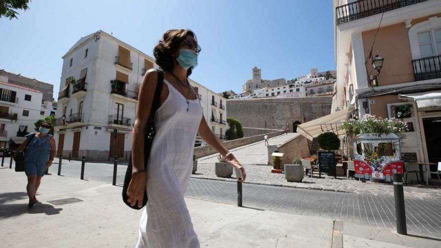 Imagen de archivo del primer día de uso de mascarillas obligatorio en Ibiza