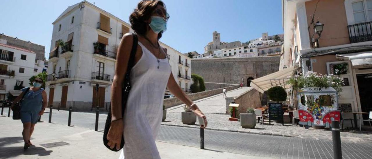 Imagen de archivo del primer día de uso de mascarillas obligatorio en Ibiza
