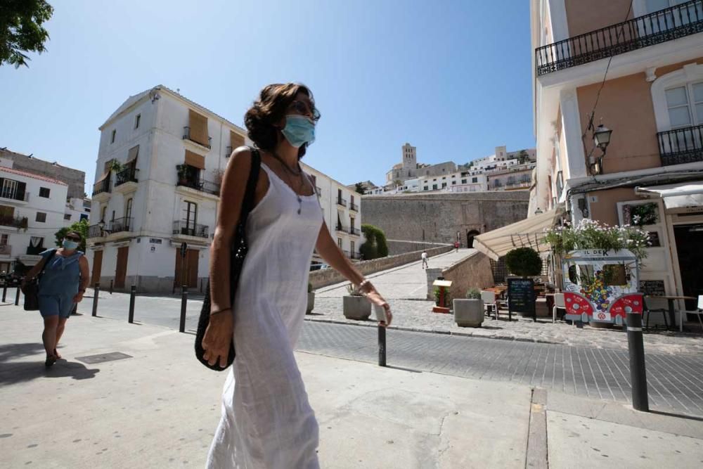 Primer día de uso de mascarillas obligatorio en Ibiza