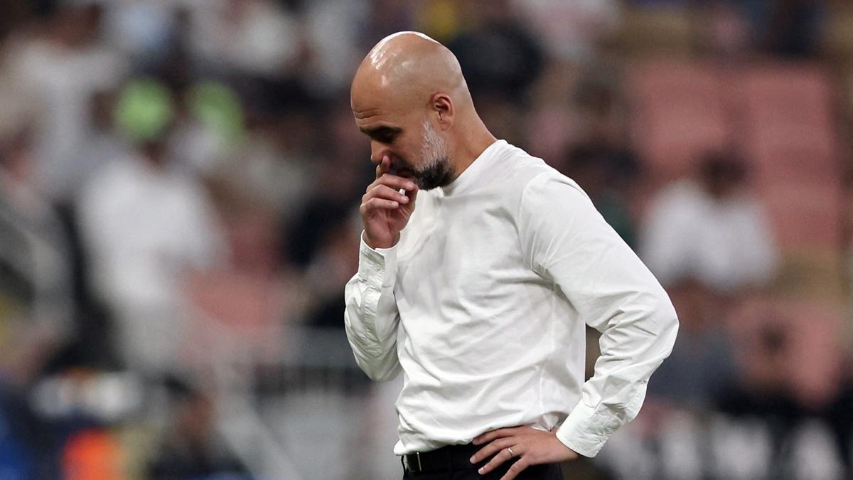 Guardiola, pensativo, durante el Red Urawa-Manchester City de la semifinal del Mundial de clubs en Arabia Saudí.