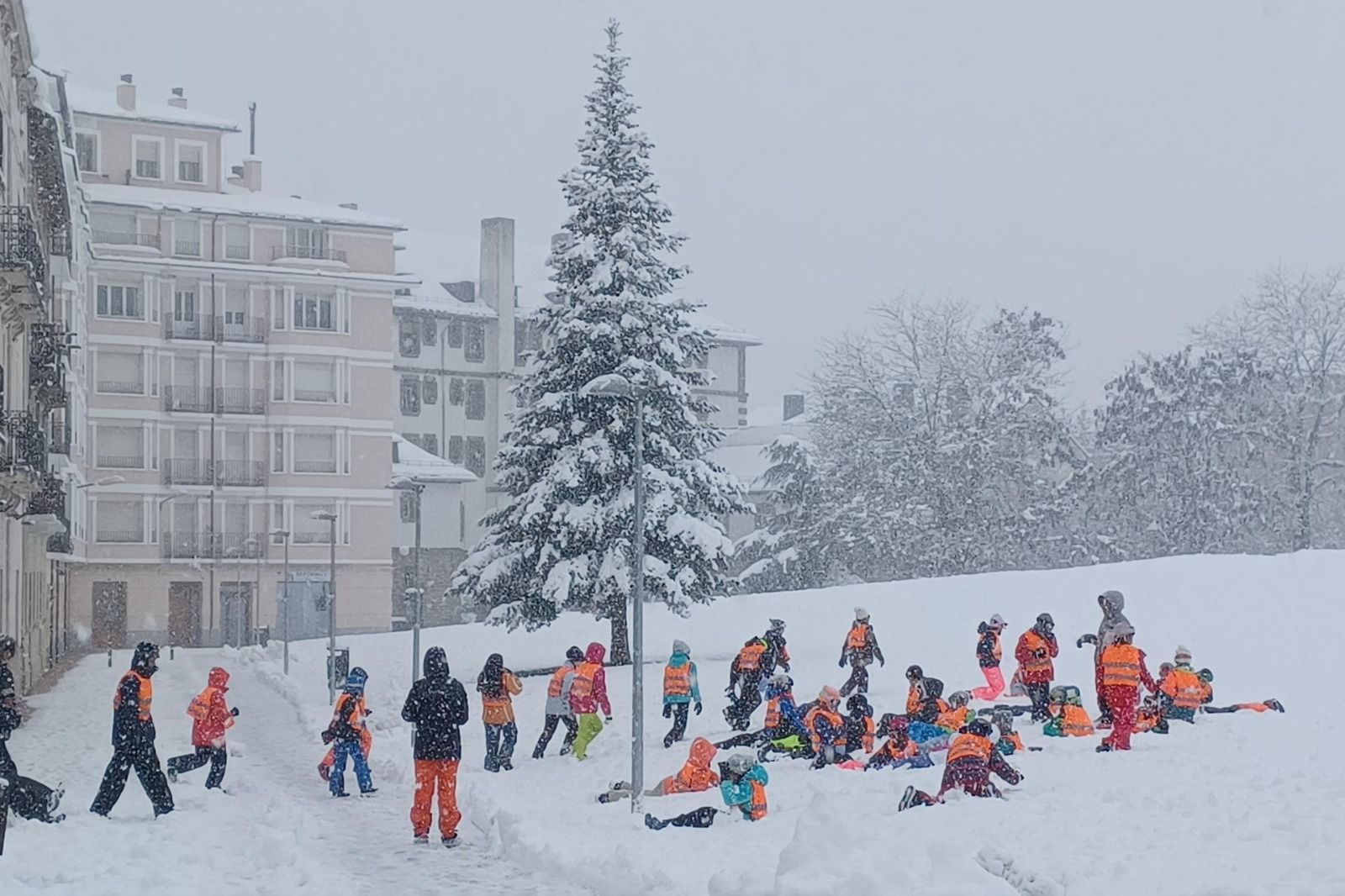 La nieve complica la circulación por las carreteras del norte de Aragón