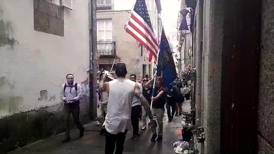 Un vecino de la zona vieja compostelana se encara con unos peregrinos que cantaban en la calle