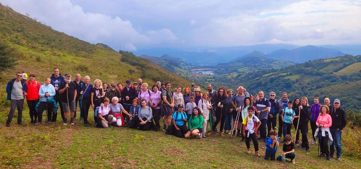 Participantes en la ruta teatralizada, con el embalse de Alfilorios al fondo. | F. D.