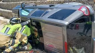 Bomberos rescatan a una persona atrapada al volcar su coche en Lorca
