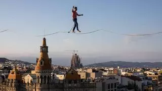 Impresionante 'vuelo' de Nathan Paulin a 70 metros de altura en el centro de Barcelona