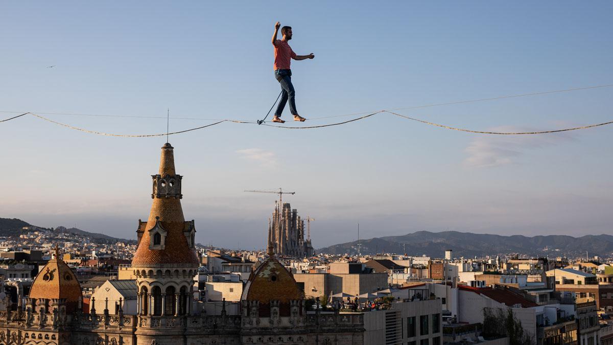 Impressionant ‘vol’ de Nathan Paulin a 70 metres d’alçada al centre de Barcelona