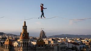 Impressionant ‘vol’ de Nathan Paulin a 70 metres d’alçada al centre de Barcelona