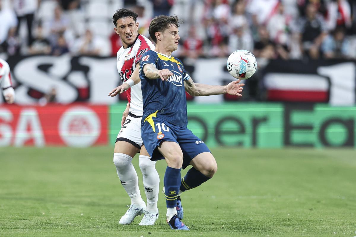 Alfonso Espino of Rayo Vallecano and Pol Lozano of RCD Espanyol in action during the Spanish league, LaLiga EA Sports, football match played between Rayo Vallecano and RCD Espanyol at Vallecas stadium on April 23, 2026, in Madrid, Spain. AFP7 23/04/2026 ONLY FOR USE IN SPAIN. Irina R. Hipolito / AFP7 / Europa Press;2026;SPORT;ZSPORT;SOCCER;ZSOCCER;Rayo Vallecano V RCD Espanyol - LaLiga EA Sports;