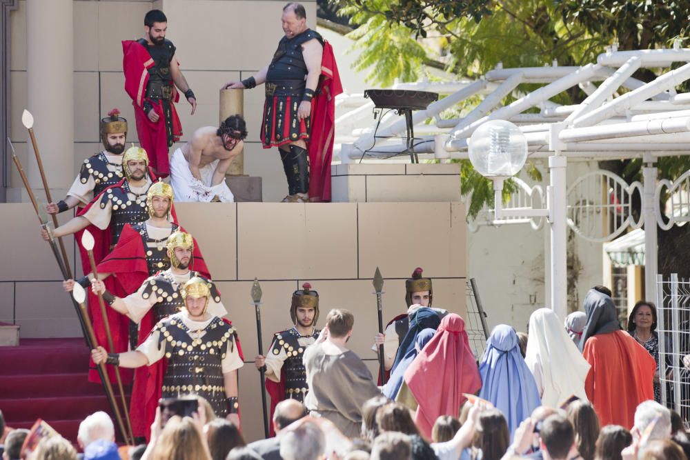 Vecinos y visitantes de Benetússer asisten a la representación del Calvario de Jesucristo.