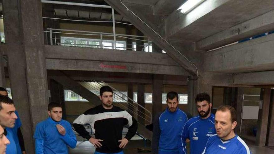 Quique Domínguez dirigiendo un entrenamiento. // G. Santos