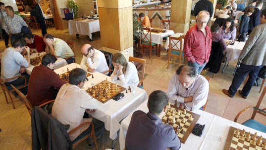 Imagen panorámica de los participantes que disputaron ayer el Open Internacional de ajedrez.