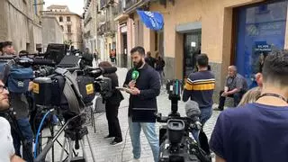 Vídeo | Aliança Catalana impide entrar a los medios a su sede electoral y deja a los periodistas en la calle