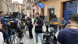 Aliança Catalana impide los medios entrar en su sede electoral y deja a los periodistas en la calle
