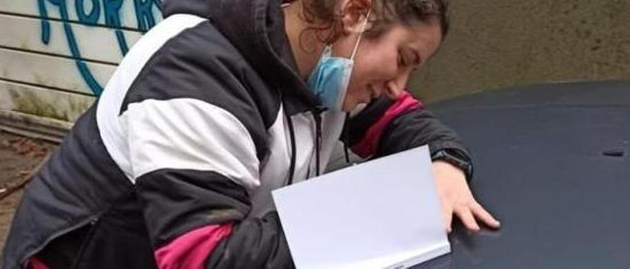 Lorena Gago firmando un ejemplar.   | PROTECTORA