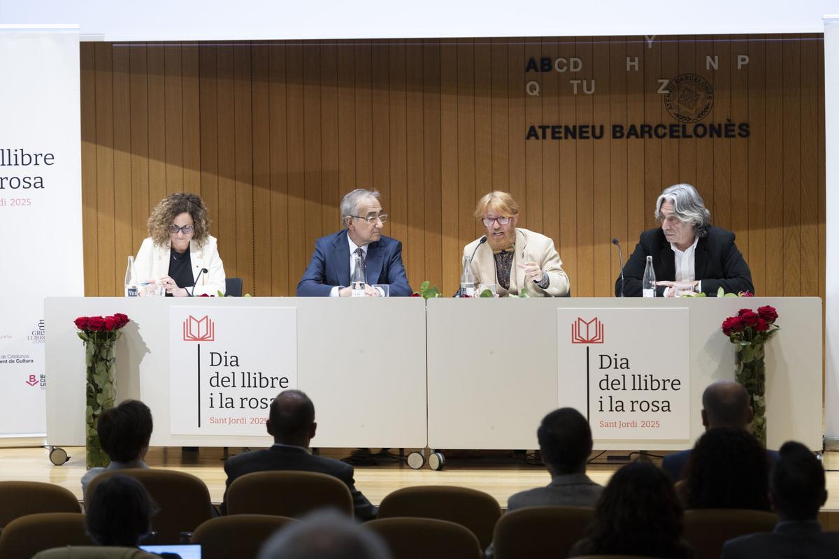 GRAFCAT6647. BARCELONA (ESPAÑA), 09/04/2025.- El presidente del gremio de editores de Cataluña, Patrici Tixis (2i); la consellera cultura, Sònia Hernàndez (i); el presidente del gremi llibreters, Eric del Arco (2d) y el regidor de Cultura, Francesc Xavier Marcè (d) durante la presentación este miércoles en que la Cámara del Libro de Cataluña y el Gremio de Libreros han presentado las novedades y perspectivas de la Diada de Sant Jordi de este año, después de las cifras récord de 2024, cuando se vendieron casi dos millones de ejemplares con una facturación de 25,4 millones de euros. EFE/Marta Pérez