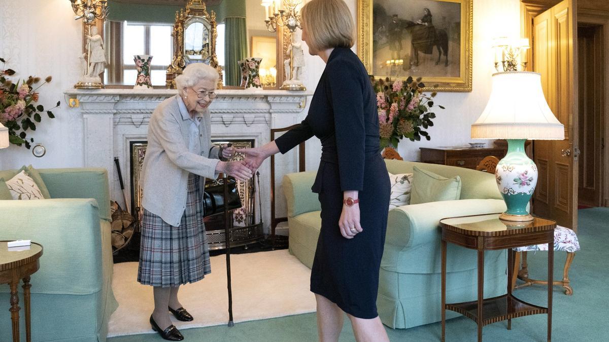 Liz Truss con la reina Isabel II, tras ser nombrada primera ministra y el día antes del fallecimiento de la monarca.