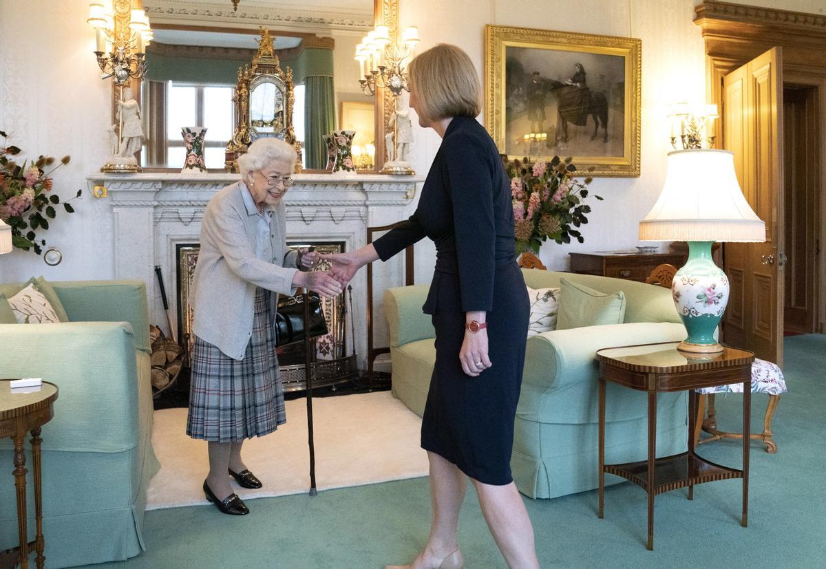 Balmoral (United Kingdom).- (FILE) - Queen Elizabeth II welcomes Liz Truss during an audience at Balmoral, Scotland, Britain, 06 September 2022 (reissued 20 October 2022). Liz Truss announced her resignation as prime minister in a statement outside 10 Downing on 20 October after only 44 days in office. (Reino Unido) EFE/EPA/Jane Barlow / POOL *** Local Caption *** 57907179