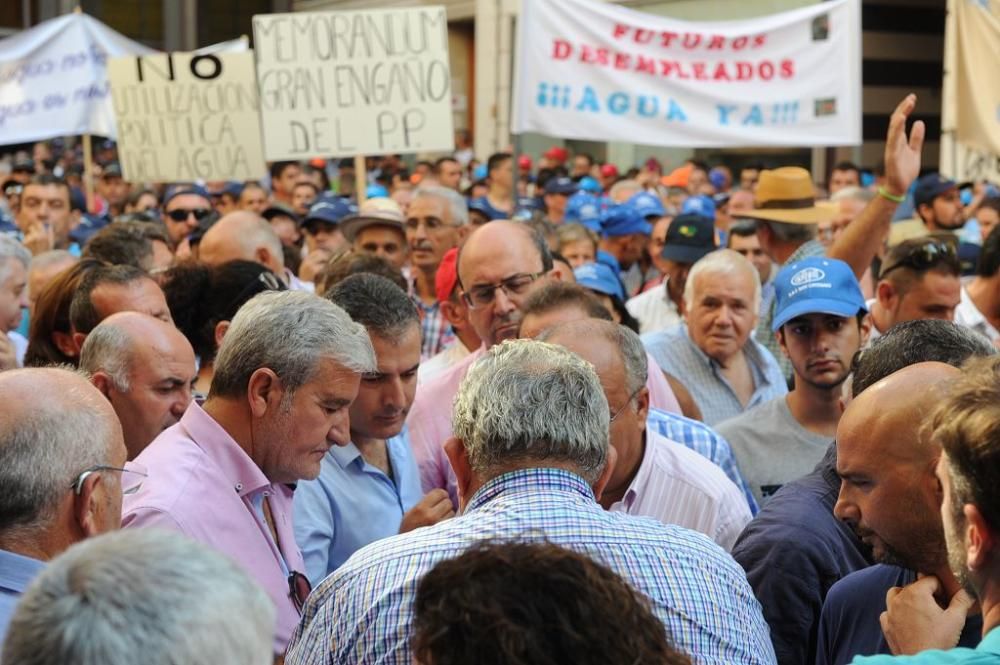 Gran protesta de los agricultores frente a la CHS