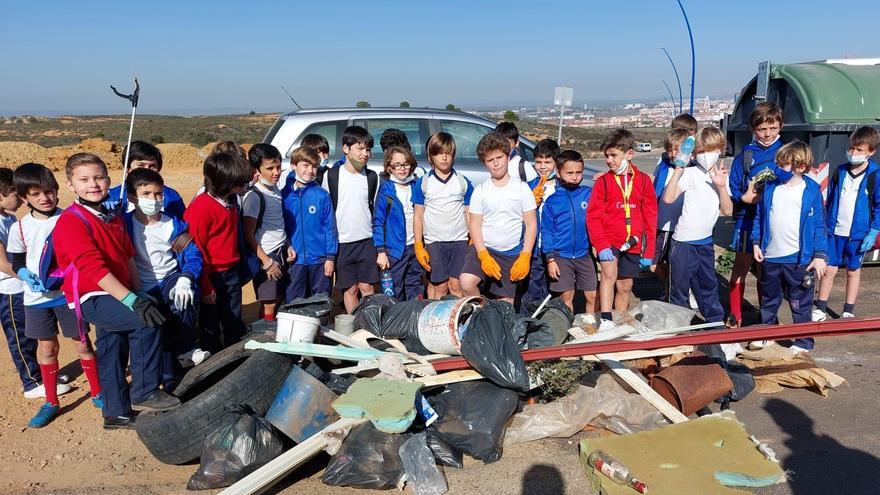 Alumnos del colegio Puertapalma-El Tomillar de Badajoz retiran basura del entorno de Las Vaguadas