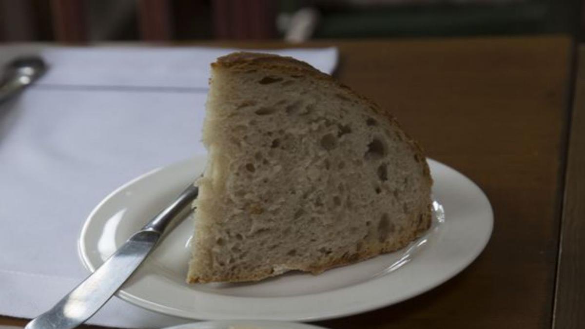 Trozo de pan con mantequilla de anchoa, aperitivo en Cabo Vidío.
