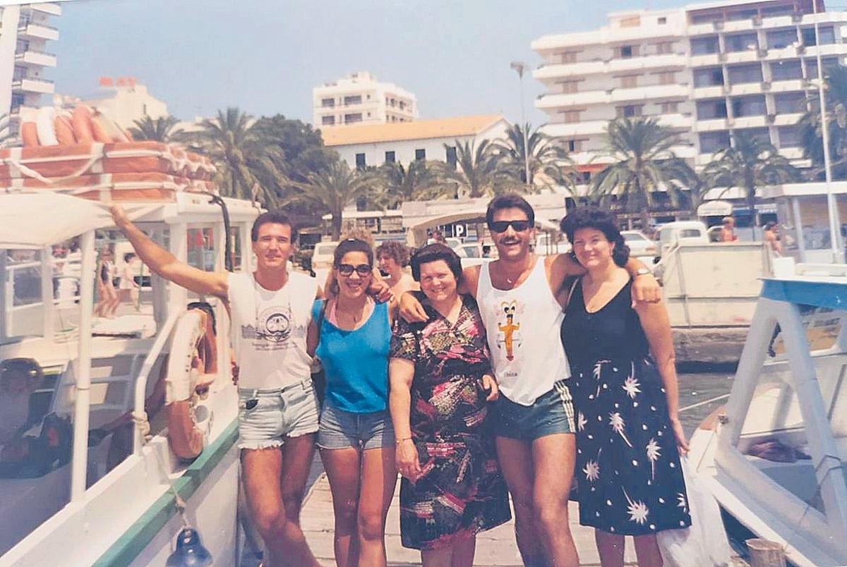 Victoria en el puerto de Sant Antoni con su familia.