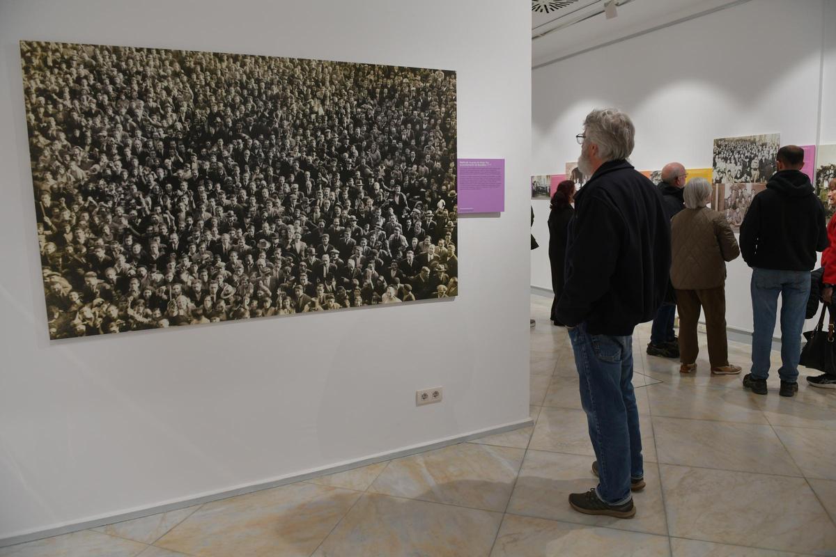 Una persona mira una de las fotografías de la exposición