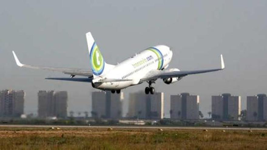Un avión de Transavia despega en el aeropuerto de El Altet en una imagen de archivo.