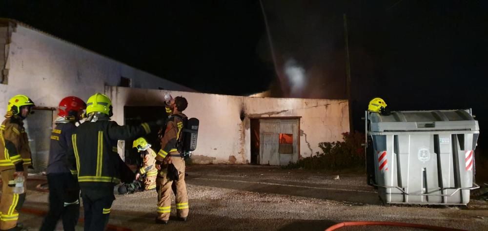 En el siniestro no se produjeron daños personales, aunque si ardió un vehículo de alta gama y la mitad de la nave de unos 200 metros cuadrados en la que se encontraban.