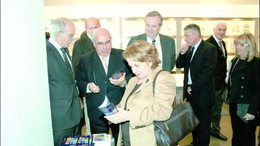 De izquierda a derecha, Rexach,  Vilabrille, Areces, Buendía y  la Alcaldesa, ayer, durante la inauguración de la exposición sobre filatelia marítima, en la sala Antigua Rula.