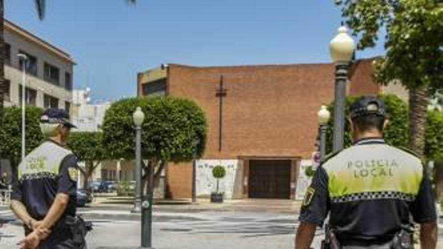 Efectivos de la Policía Local de Elche, en Torrellano.