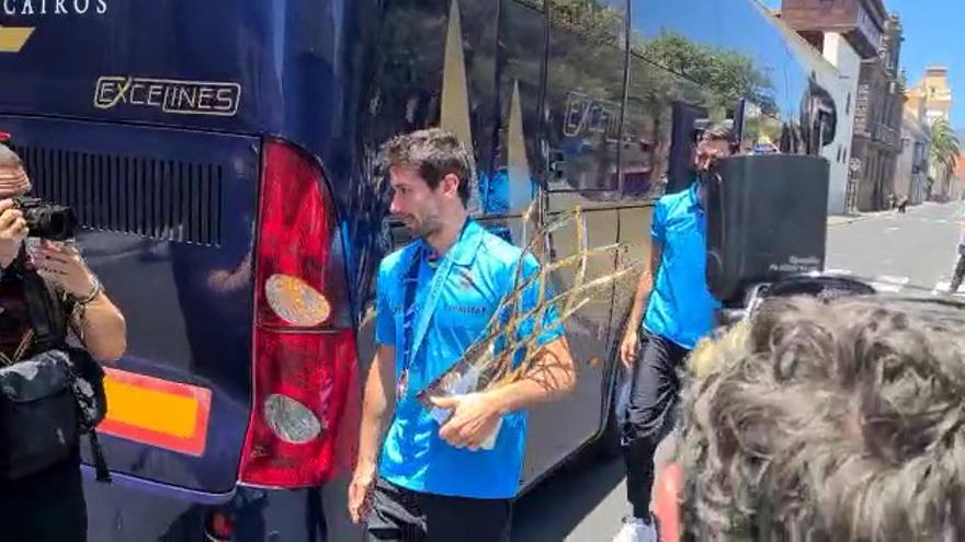 El jugador del Lenovo Tenerife Bruno Fitipaldo con la copa de campeón de la BCL en La Laguna.