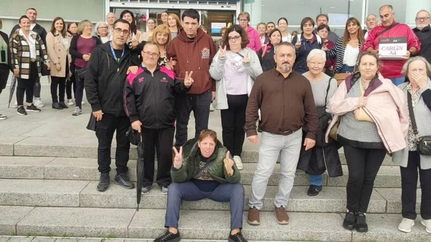 Usuarios y familiares de Aceesca, ayer, en la sede de la Xunta. | D.P.