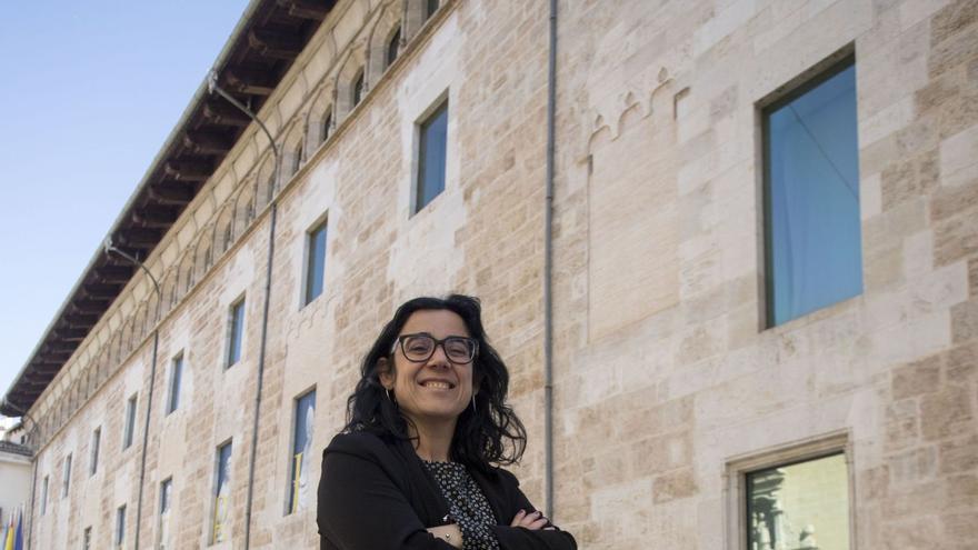 Verònica Zaragoza frente al
Palacio de los Borja en
València, actual sede de Les
Corts.  Fernando Bustamante