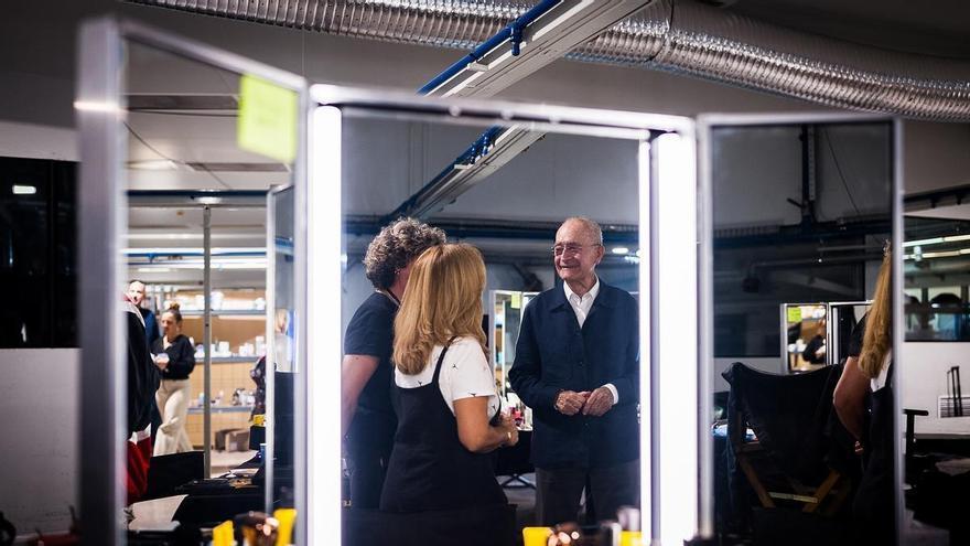 El alcalde de Málaga visita el set de rodaje y las oficinas de producción de la serie 'Far Cry ...
