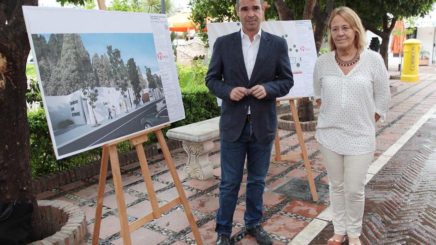 El alcalde de la ciudad, José Bernal, y la concejala Ana Leschiera muestran el futuro tanatorio.