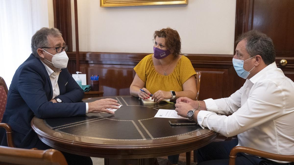 El presidente de la Diputación, José Martí, con los diputados Puerta y Agustí, durante una reciente reunión de trabajo.