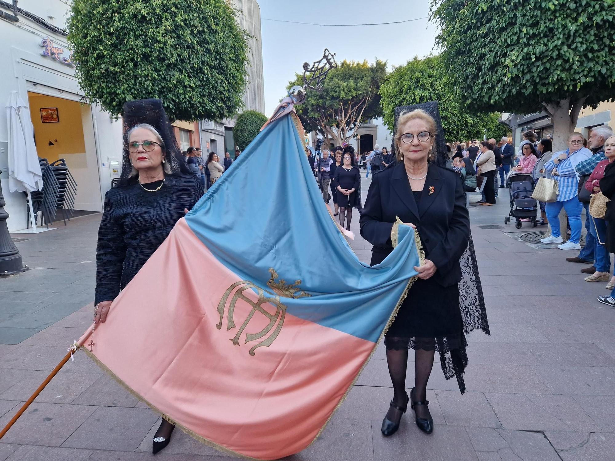 Procesión de la imagen de María Auxiliadora por las calles de San Gregorio, en Telde