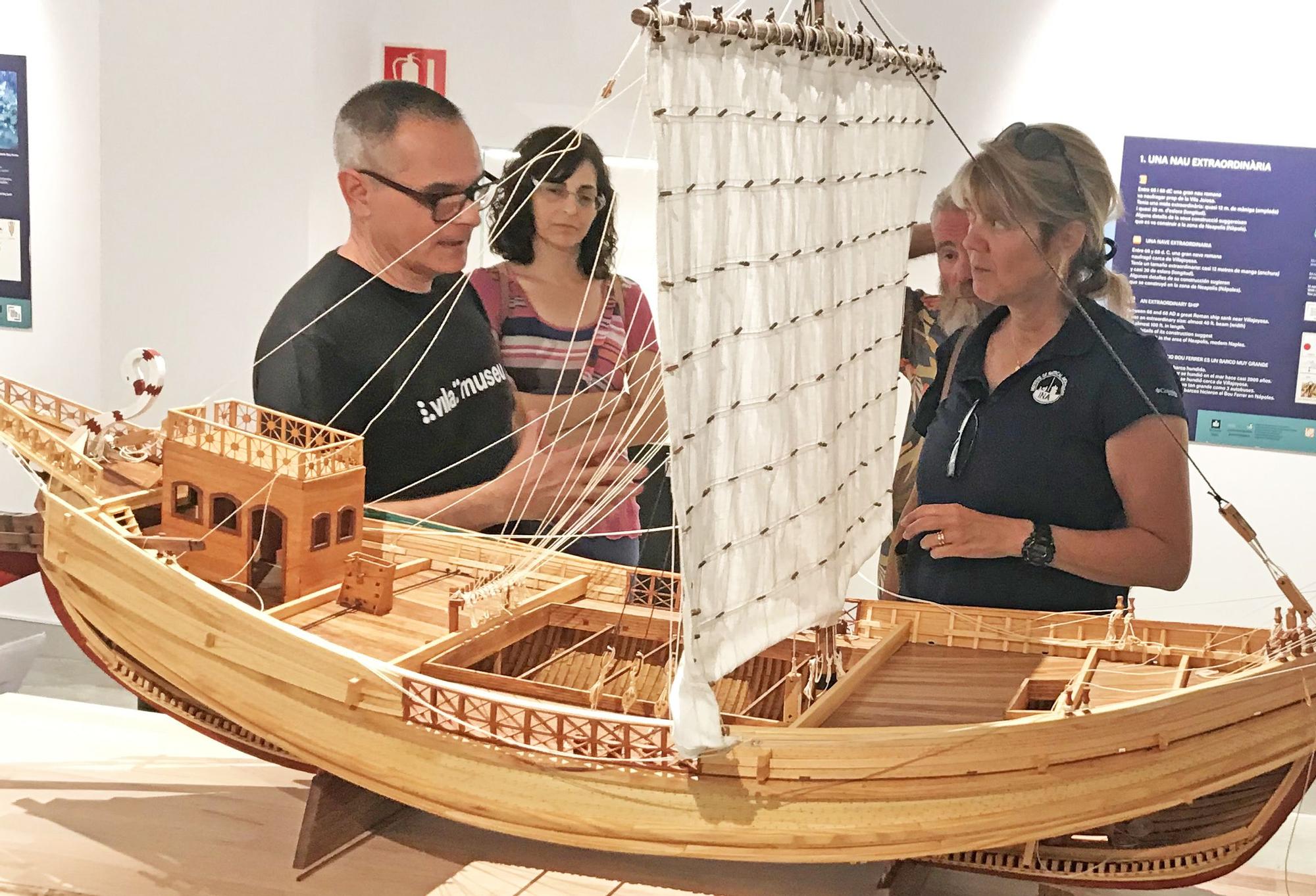 La doctora Carlson en un momento de su visita a Vilamuseu, observa una maqueta del Bou Ferrer.