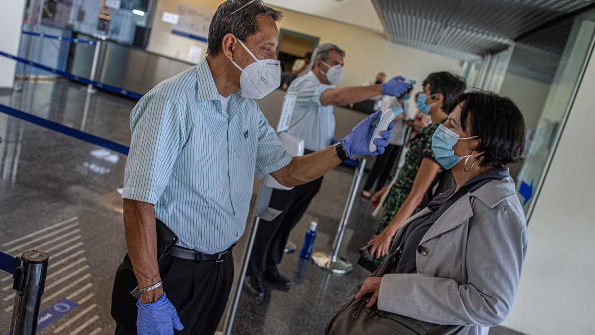 Control de temperatura en el acceso al salón BizBarcelona, en Fira de Barcelona.