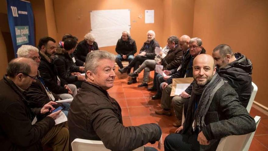 Villares, en Santiago, en una de las cuatro reuniones provinciales de En Marea celebradas ayer.