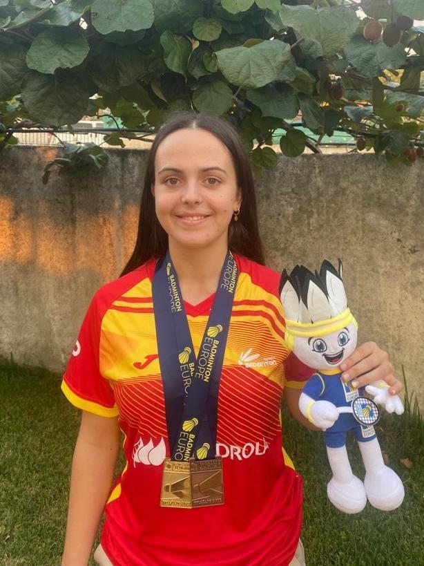 Lucía Rodríguez, con las medallas logradas en Belgrado.