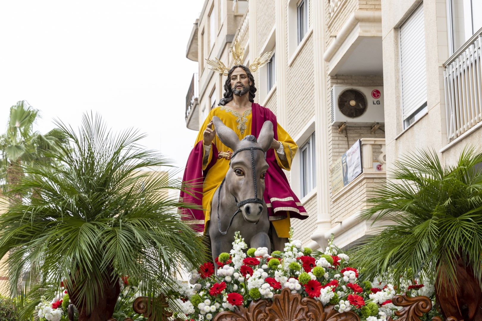 Bendición y procesión de Las Palmas en Torrevieja de Domingo de Ramos en la Semana Santa 2024