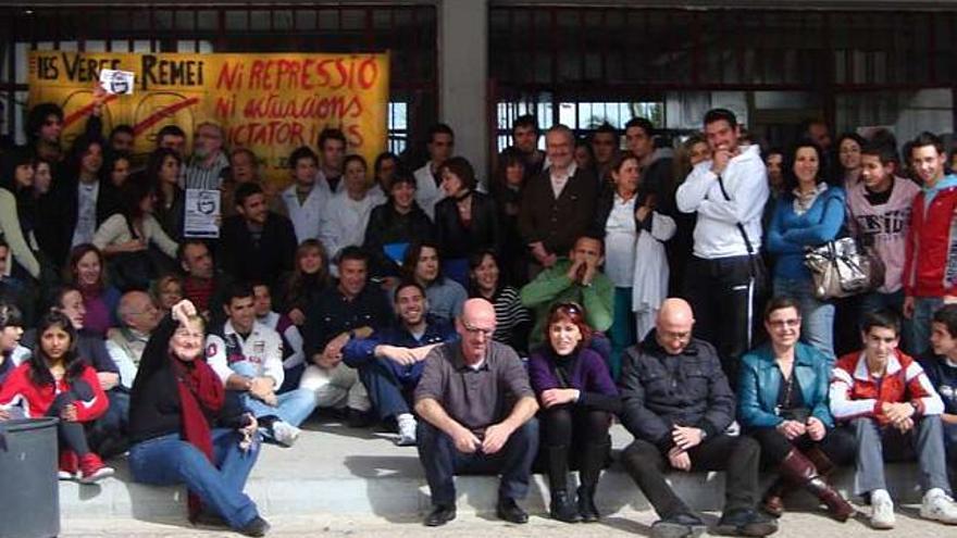 El Instituto Virgen del Remedio se concentra para respaldar al IES de Monforte