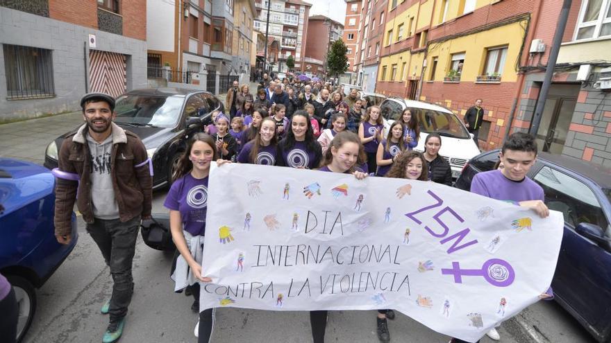 La comarca rechaza la violencia machista con una marcha reivindicativa