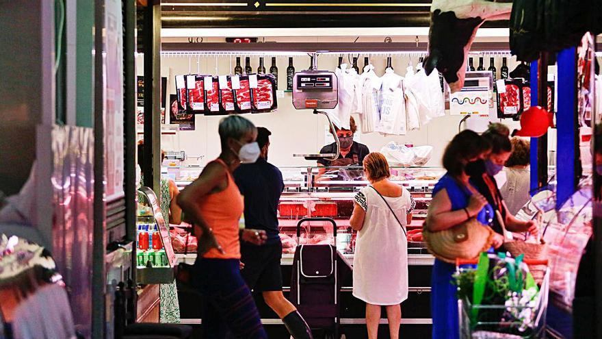 Los clientes de la isla acuden a comprar producto fresco en verano al Mercat Nou. Sin embargo, en la temporada estival, también es frecuente la clientela de villas y yates.