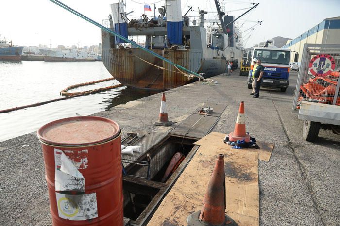 VERTIDO DE FUEL EN EL PUERTO