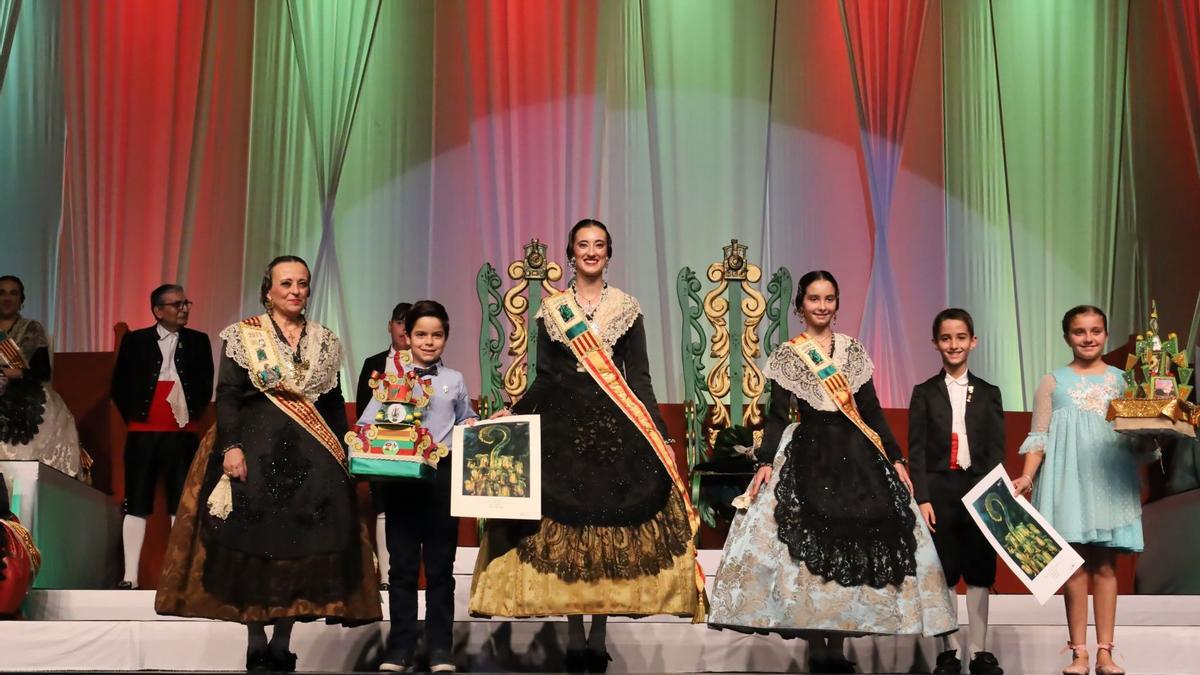 Premiados del concurso de maquetas escolares que organiza Sequiol cada año, con las madrinas, presidente infantil y presidenta.