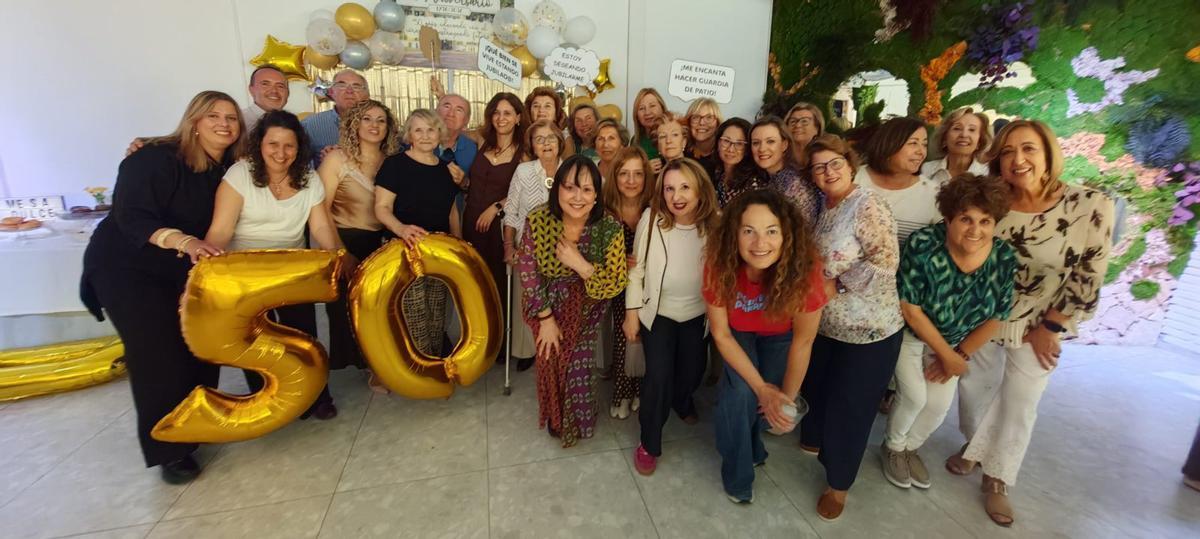 Imagen de familia durante uno de los actos de celebración del 50 aniversario del CEIP Juan Carlos I de Llano de Brujas.